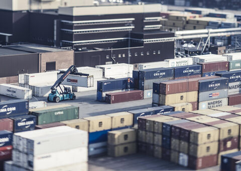 hybrid_reach_stacker_0